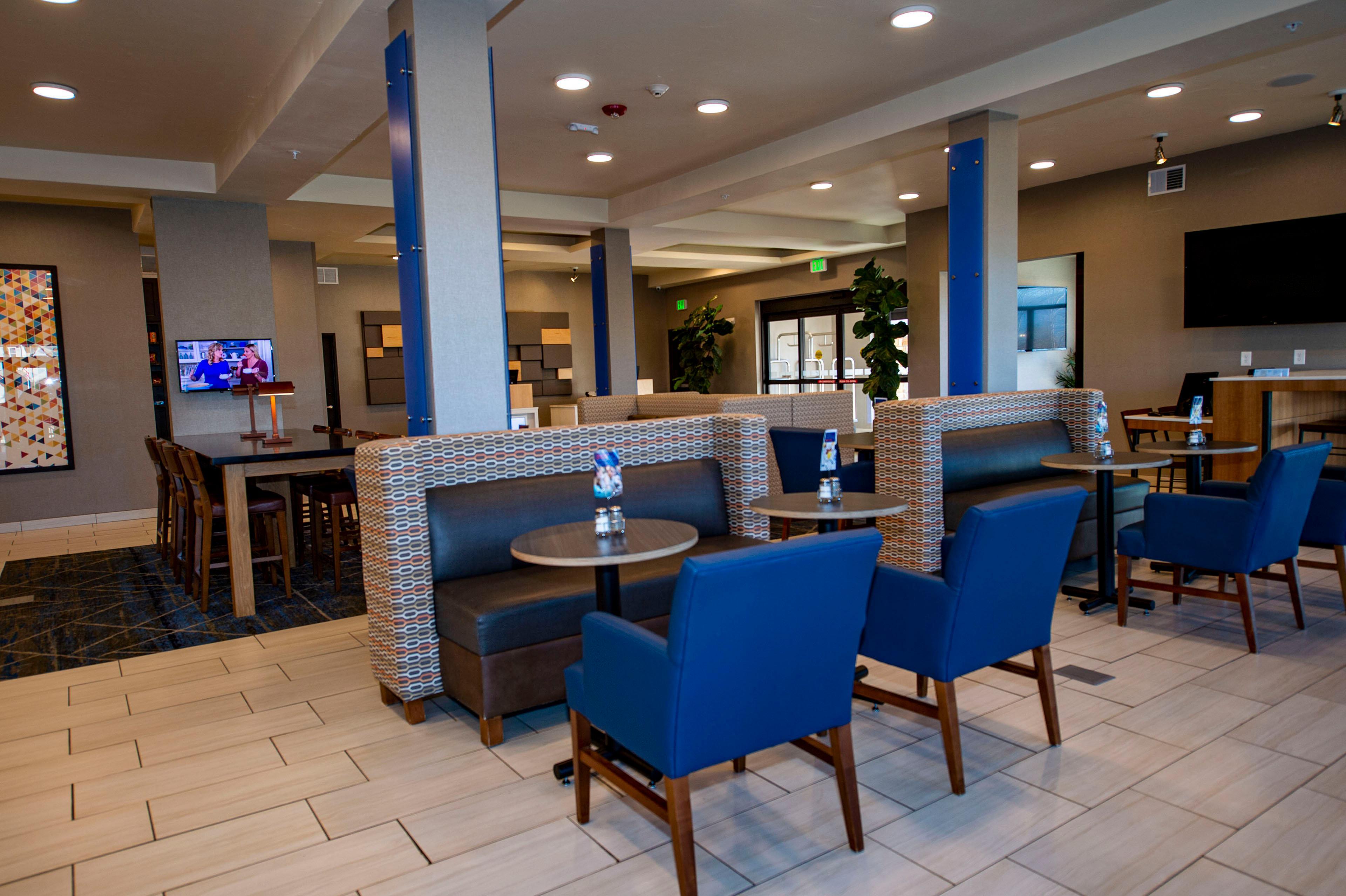 Holiday Inn Express & Suites - Colorado Springs Afa Northgate By Ihg Exterior photo