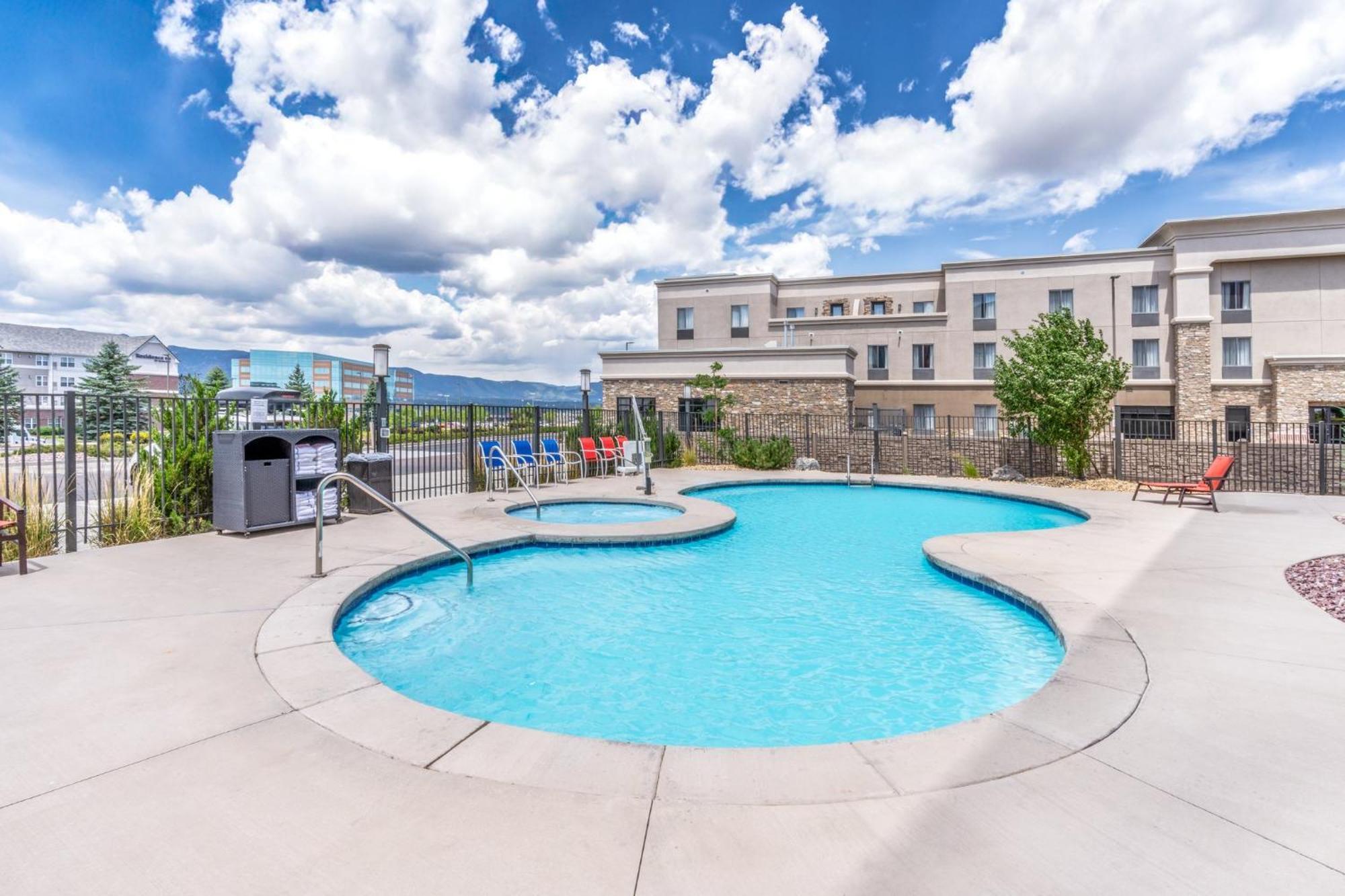 Holiday Inn Express & Suites - Colorado Springs Afa Northgate By Ihg Exterior photo