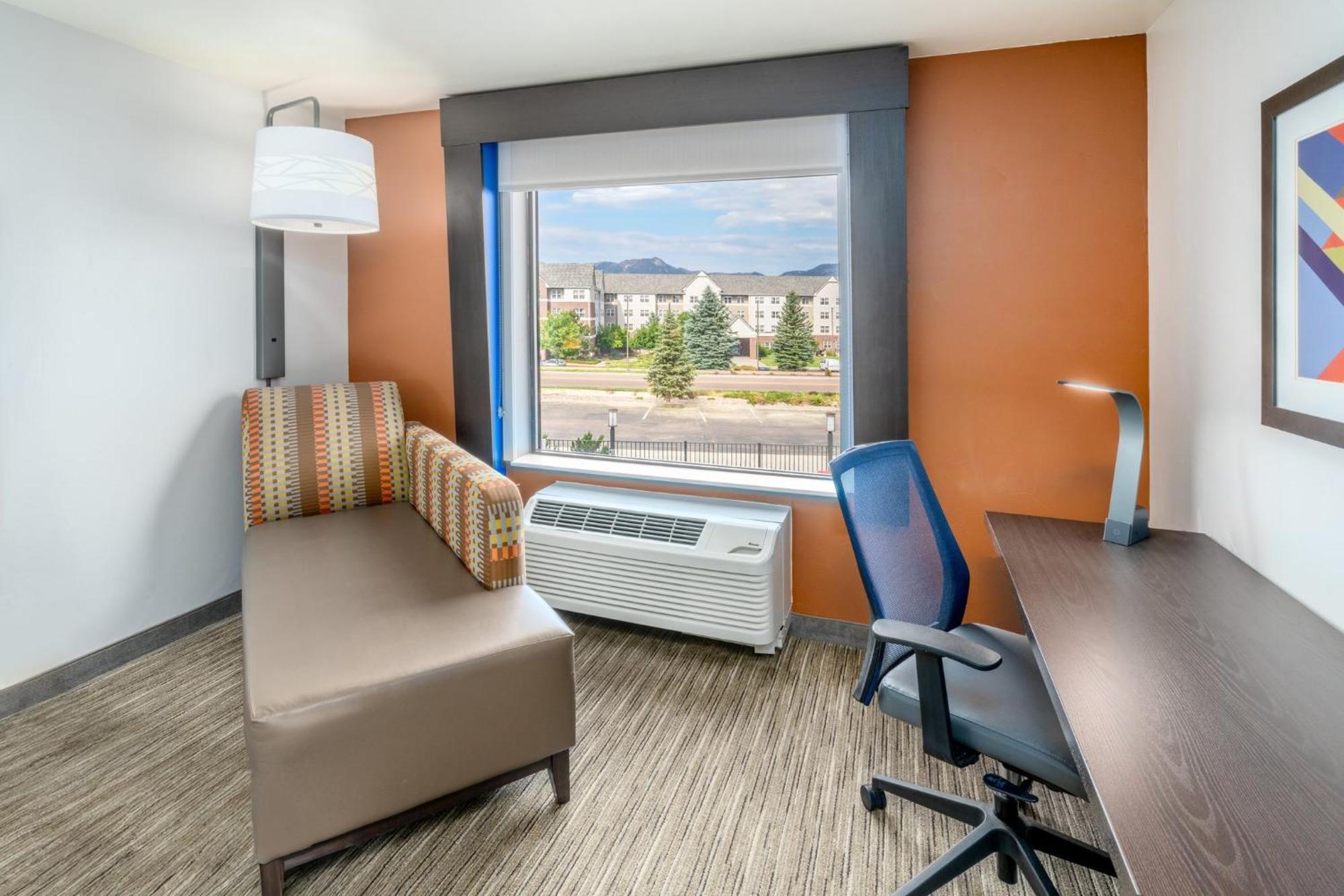 Holiday Inn Express & Suites - Colorado Springs Afa Northgate By Ihg Exterior photo