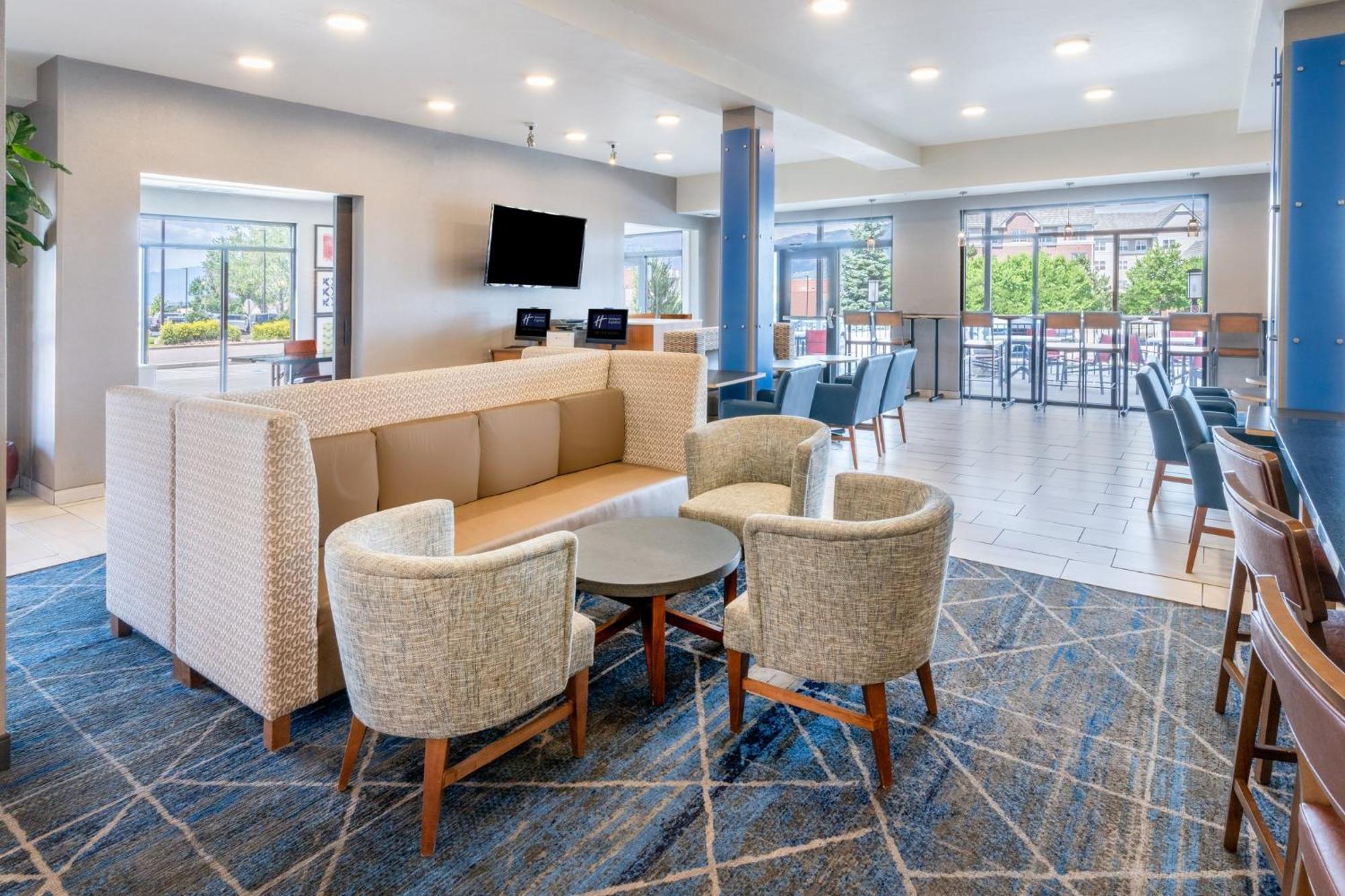 Holiday Inn Express & Suites - Colorado Springs Afa Northgate By Ihg Exterior photo