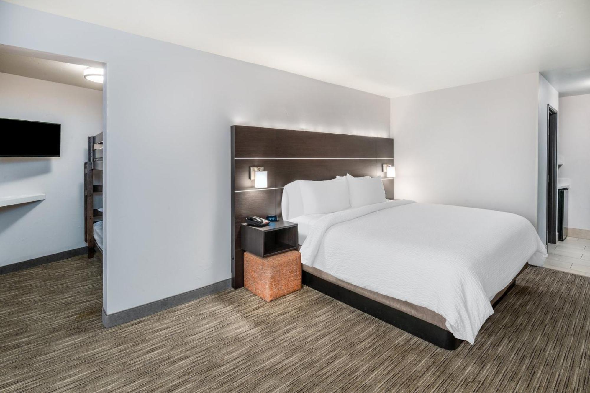 Holiday Inn Express & Suites - Colorado Springs Afa Northgate By Ihg Exterior photo