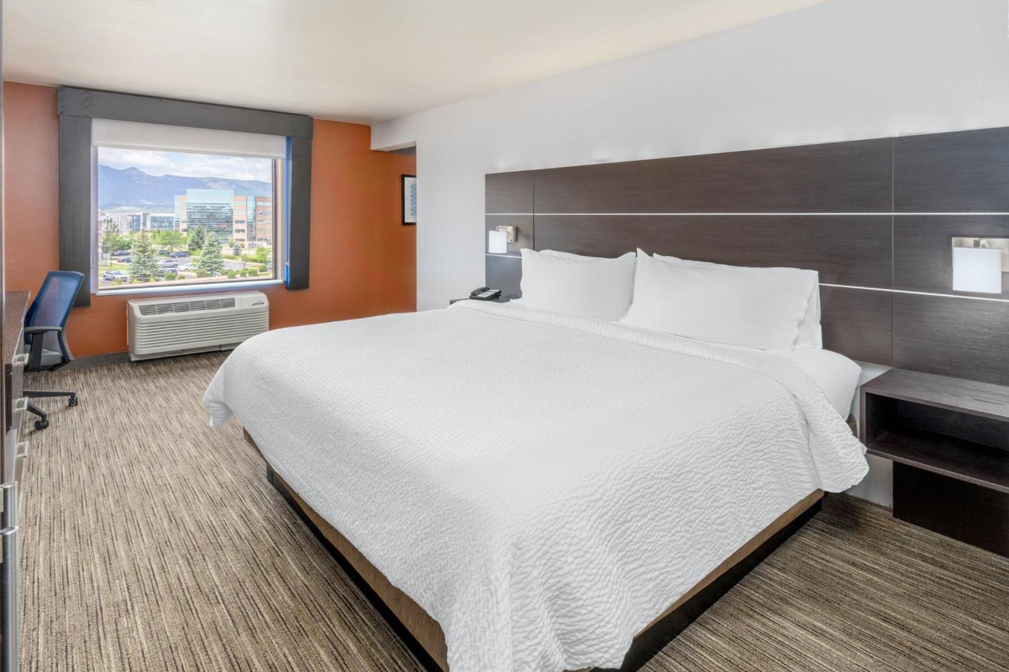 Holiday Inn Express & Suites - Colorado Springs Afa Northgate By Ihg Exterior photo