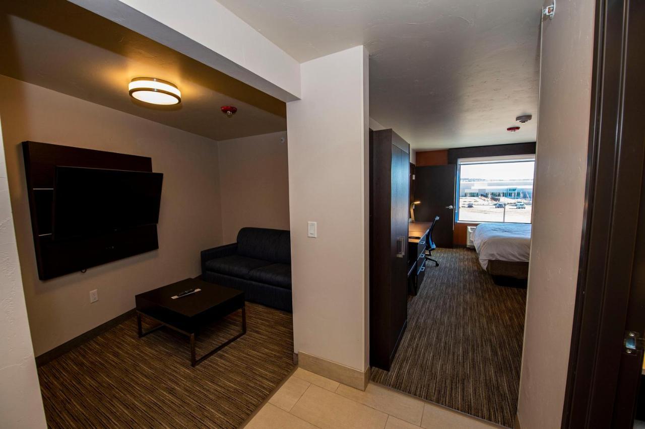 Holiday Inn Express & Suites - Colorado Springs Afa Northgate By Ihg Room photo